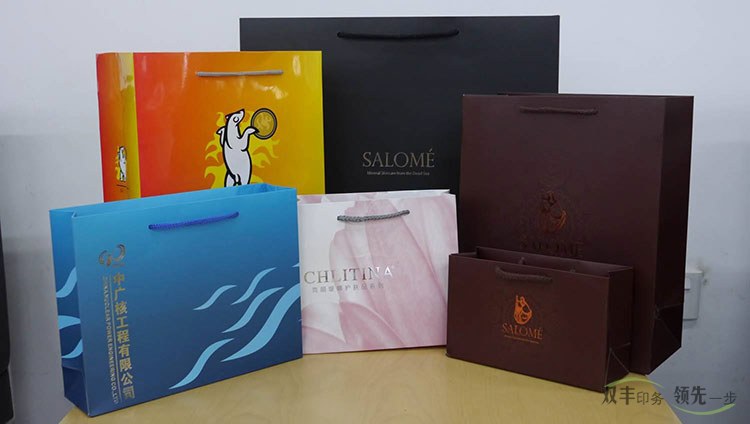 	手提袋印刷作為企業(yè)宣傳，品牌擴(kuò)大影響力的一個(gè)重要媒介，每個(gè)企業(yè)的營(yíng)銷(xiāo)部都非常熟悉，一年要都要制作很多批次，每次活動(dòng)，促銷(xiāo)都要制作，在南陽(yáng)，哪家手提袋印刷專(zhuān)業(yè)呢？